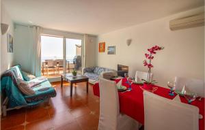 ein Wohnzimmer mit einem roten Tisch und Stühlen in der Unterkunft Nice Apartment In Cumbre Del Sol With Wifi in Cumbre del Sol