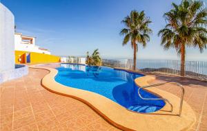 einen Pool mit Meerblick in der Unterkunft Nice Apartment In Cumbre Del Sol With Wifi in Cumbre del Sol