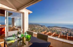 einen Balkon mit einem Tisch und Meerblick in der Unterkunft Nice Apartment In Cumbre Del Sol With Wifi in Cumbre del Sol