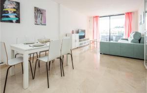 sala de estar con mesa, sillas y sofá en Nice Apartment In Mijas Costa With Wifi, en Mijas Costa