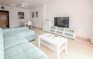 sala de estar con sofá, TV y mesa en Nice Apartment In Mijas Costa With Wifi, en Mijas Costa