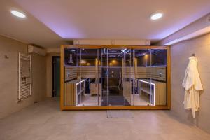 Habitación con una gran ventana de cristal en un edificio en Villa 21 Crikvenica Riviera, en Bribir