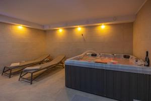 bañera de hidromasaje en una habitación con 2 sillas y mesa en Villa 21 Crikvenica Riviera, en Bribir