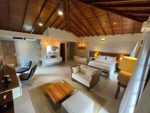 Uma área de estar em Hiu Hotel