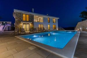 una piscina frente a una casa por la noche en Villa 21 Crikvenica Riviera, en Bribir