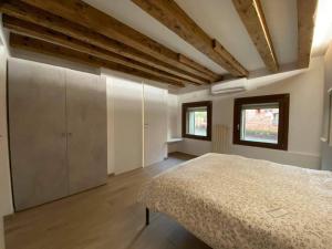 a bedroom with a large bed and wooden ceilings at CORTE TRAPOLIN in Venice