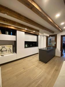 a large room with a kitchen with white walls and wood floors at CORTE TRAPOLIN in Venice