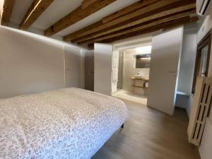 a bedroom with a white bed and a bathroom at CORTE TRAPOLIN in Venice