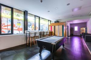 都柏林的住宿－Yugo Explore - Broadstone Hall，一个带酒吧的餐厅内的乒乓球桌