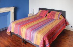 LocquémeauにあるPet Friendly Home In Tredrez-locquemeau With Wifiのベッド1台(カラフルな毛布、枕2つ付)
