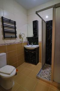 Koupelna v ubytování Stone Home Apart + 28 fotografií