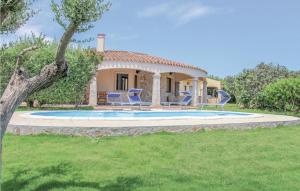 eine Villa mit einem Swimmingpool vor einem Haus in der Unterkunft Rei Sole Uni 8 Pool in Costa Rei