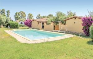 ein Swimmingpool im Hof eines Hauses in der Unterkunft Rei Sole Uni 8 Pool in Costa Rei