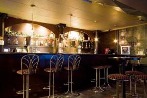 a bar with bar stools in a room at Hotel Le Voyageur in Quebec City +28 photos