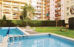 בריכת השחייה שנמצאת ב-Nice Apartment In Pineda De Mar With Kitchen או באזור