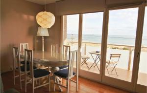 ピネダ・デ・マールにあるNice Apartment In Pineda De Mar With Kitchenのダイニングルーム(テーブル付)が備わり、海の景色を望めます。