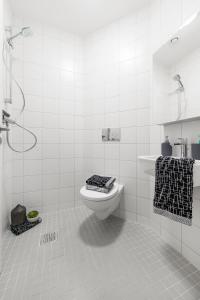 ダブリンにあるYugo Explore - Broadstone Hallの白いバスルーム(トイレ、シャワー付)