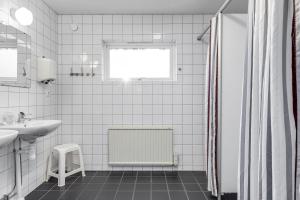 Ett badrum på STF Baskemölla Hostel