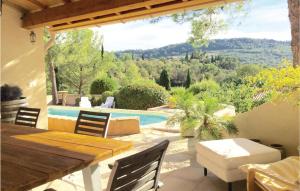 PierrerueStunning Home In Pierrerue With Wifi的带桌椅和游泳池的露台