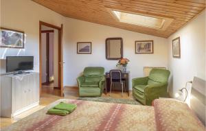un soggiorno con 2 sedie verdi e una TV di Casa Lucia a Villadose