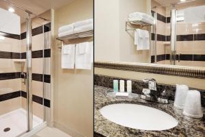 Koupelna v ubytování Comfort Suites Downtown