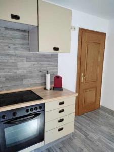 a kitchen with a stove top oven next to a door at Gästehaus "Am Marktplatz" in Bad Sobernheim