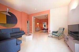 A television and/or entertainment centre at Nerodavola by PosarelliVillas