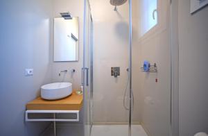 A bathroom at Nerodavola by PosarelliVillas