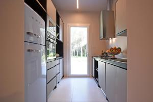 A kitchen or kitchenette at Nerodavola by PosarelliVillas