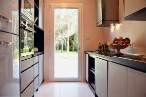 A kitchen or kitchenette at Nerodavola by PosarelliVillas
