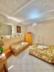 - une chambre avec 2 lits et une télévision au plafond dans l'établissement Raggio di Sole, à Sorrente