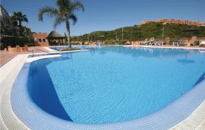 una grande piscina con acqua blu di Awesome Apartment In Duquesa With House Sea View a Castillo de Sabinillas