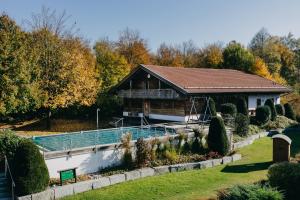 Bazén v ubytování Hotel Drei Quellen Therme nebo v jeho okolí