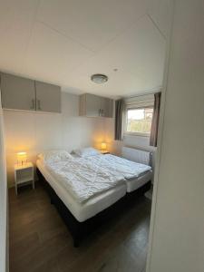 Katil atau katil-katil dalam bilik di Chalet (J09) op gezellige familiecamping bij zee