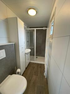 Ένα μπάνιο στο Chalet (J09) op gezellige familiecamping bij zee