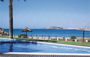 basen z oceanem w tle w obiekcie Beautiful Apartment In Isla Plana w mieście Isla Plana