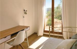 1 dormitorio con escritorio, 1 cama y ventana en Awesome Home In Son Carri With Kitchenette, en Son Carrió