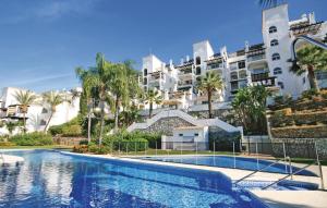 una piscina frente a un edificio en El Mirador De Calahonda en La Cala de Mijas