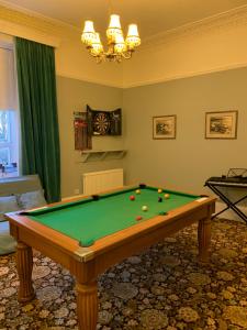 O masă de biliard de la Thurdistoft Farmhouse, Dunnetbay accommodation