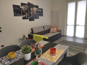 a living room with a table and a couch at Bnbook Casa Beatrice Appartamento con 2 camere Gallarate in Gallarate