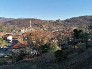 CesaraにあるCASA VACANZE LA MADONNINAの教会のある丘の小さな村