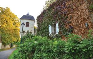 Κήπος έξω από το Cozy Home In Gennes With Kitchen