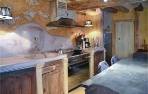 eine Küche mit Spüle und Herd in der Unterkunft Cozy Home In Gennes With Kitchen in Gennes