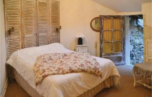 una camera da letto con un letto con una coperta floreale sopra di Cozy Home In Gennes With Kitchen a Gennes
