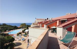 - un balcon avec vue sur la piscine et les chaises dans l'établissement Alloggio Loredana, à Acquedolci