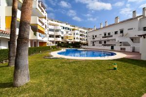 una piscina en un patio junto a algunos edificios en Urb Pueblo del Parque, Luxury 2 bedroom apartment. Fantastic central location., en Benalmádena