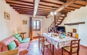 ein Wohnzimmer mit einem Tisch und einem Sofa in der Unterkunft Levante in San Giustino Valdarno