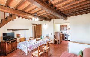 eine Küche und ein Esszimmer mit einem Tisch und Stühlen in der Unterkunft Levante in San Giustino Valdarno