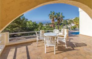 Un patio con una mesa y sillas en un balcón. en Urburlisa 1, en Altea la Vieja 18 fotos más