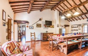- un salon avec une table et des chaises dans l'établissement Podere Dei Frati, à Montelaterone